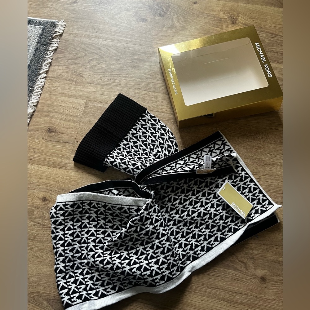 GENUINE MICHAEL KORS BLACK / WHITE 2 PIECE SCARF HAT  SET NEW IN GIFT BOX